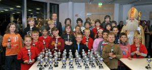 Die Gastgeber der Sparkasse Kleve mit dem Nikolaus sowie die Jugendlichen von Turm Kleve