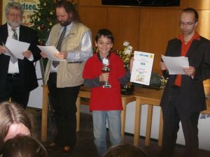 Valentin Buckels wurde als bester Spieler an Brett 1 (4,5 Punkte aus 5 Spielen) mit einem Pokal geehrt.